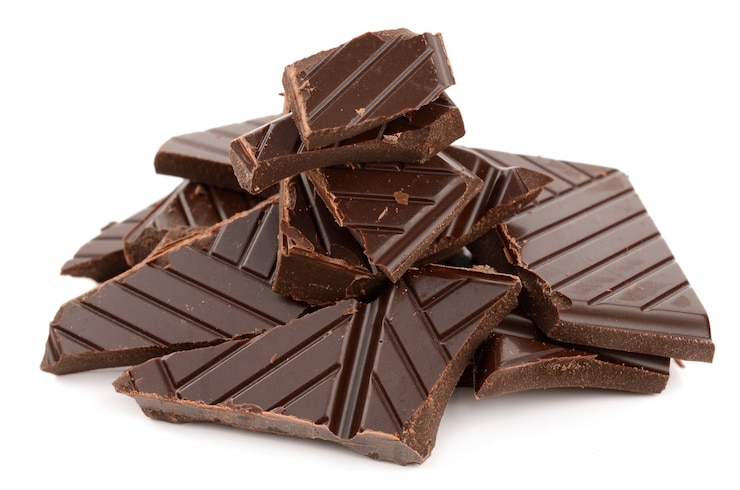 Photo chocolat noir sur fond blanc