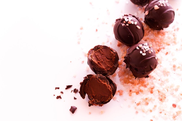 Chocolat noir gourmand aux truffes au sel rose hamilaïenne fabriqué à la main par le chocolatier.