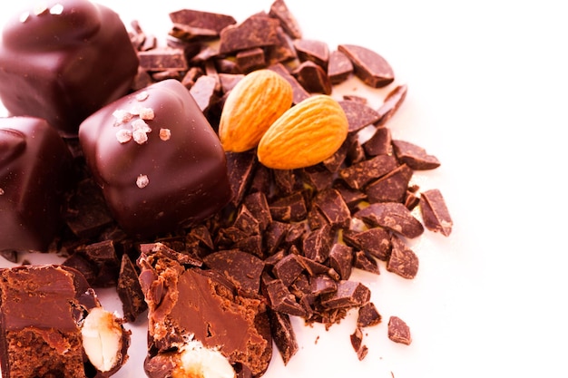 Chocolat noir gourmand aux truffes aux amandes fait main par le chocolatier.