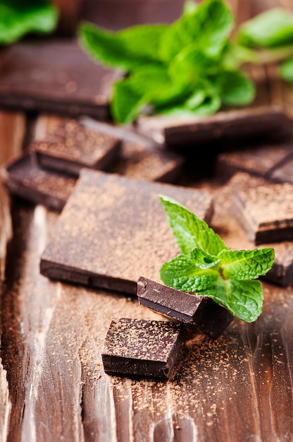 Photo chocolat noir et menthe verte sur la table en bois