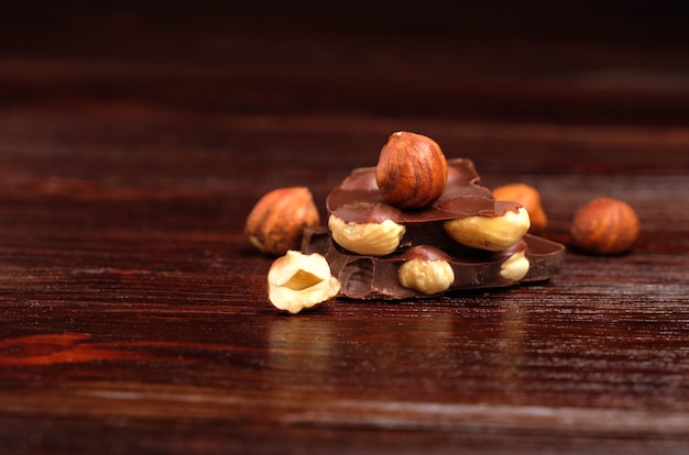 Chocolat noir et noix sur une table en bois