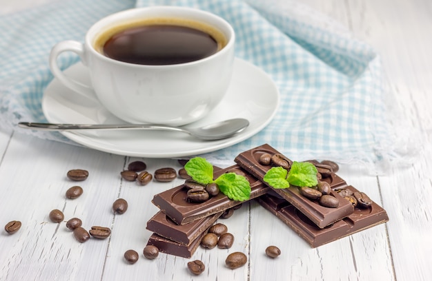 Chocolat noir avec une tasse de café