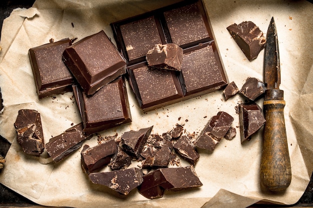 Chocolat noir sur vieux papier. Vue de dessus