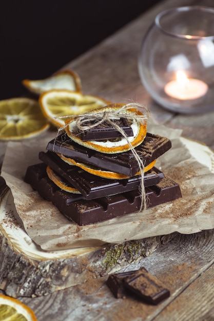 Photo chocolat et oranges confites sur une surface en bois