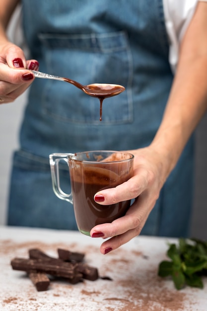 Chocolat avec piments rouges, menthe et framboises