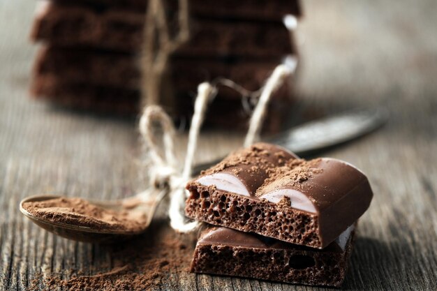 Chocolat poreux savoureux sur table en bois