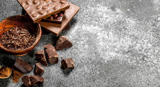 Chocolat râpé dans un bol sur table rustique.