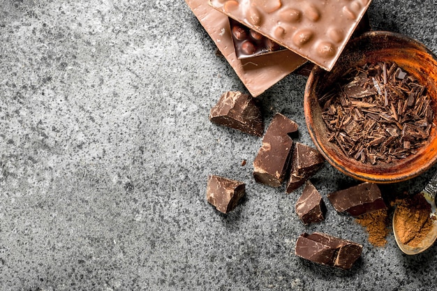 Chocolat râpé dans un bol sur table rustique.