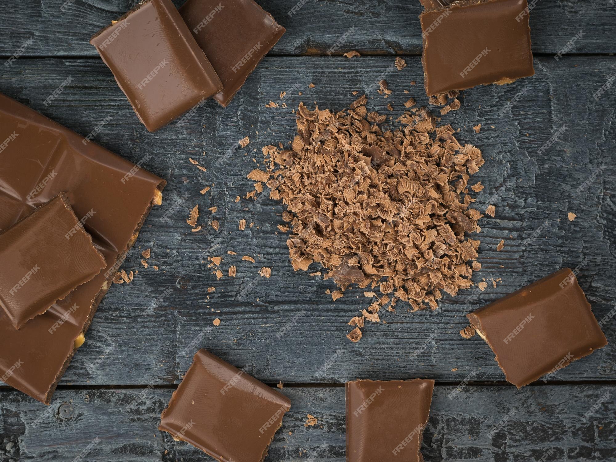 Chocolat Râpé Et Entier Sur Une Table En Bois Le Concept D'un