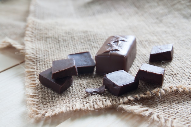 Chocolat sur un sac et une table en bois