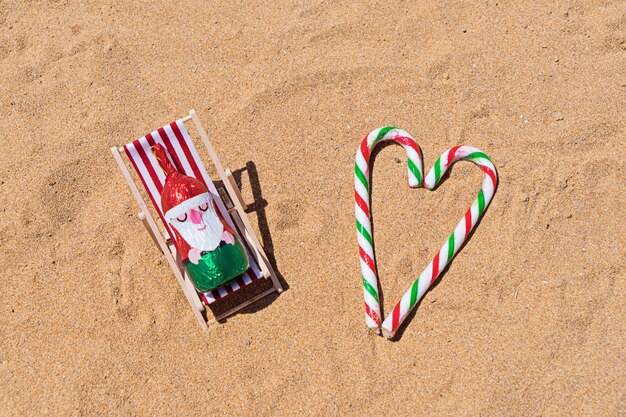 Chocolat Santa se reposer dans une chaise longue sur la plage de sable fin