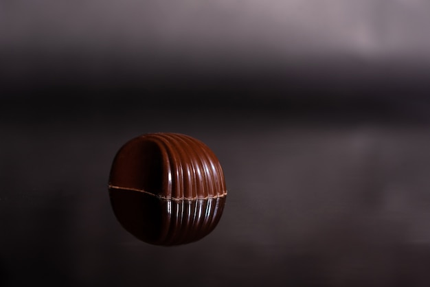 Chocolat sur verre avec reflet.