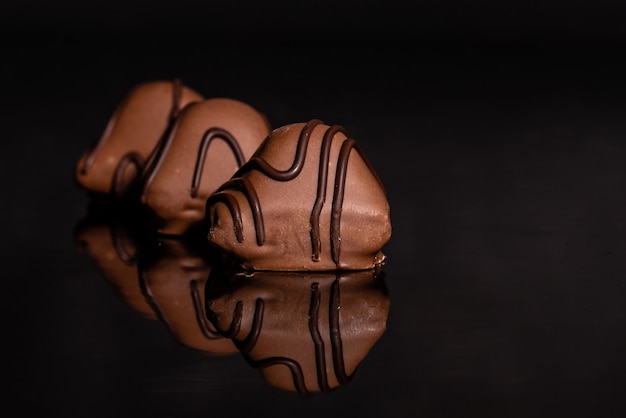 Chocolat sur verre avec reflet.