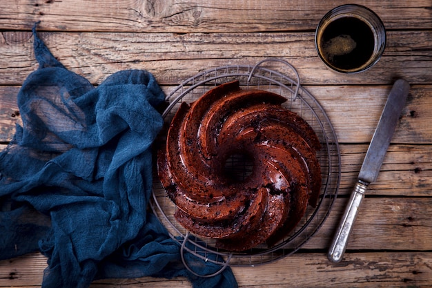 Chocolate Cupcake.Pie Cuire au four avec des cerises et du café