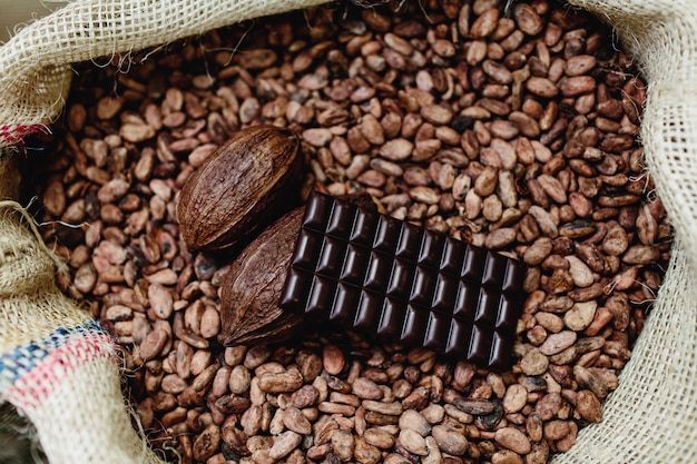 Chocolatier artisanal, fèves et choco noir en mosaïque