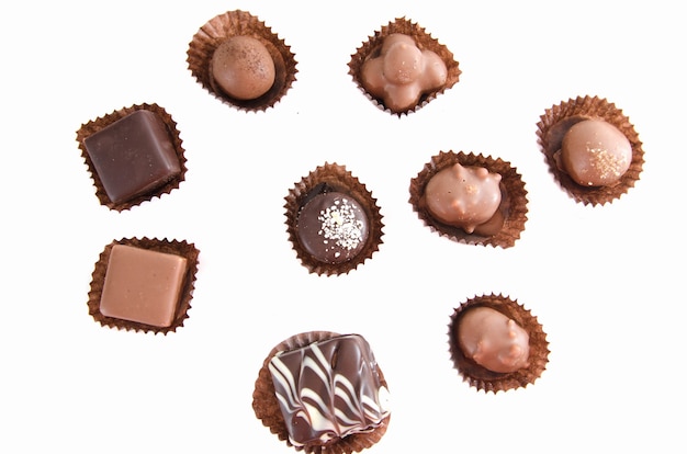 Chocolats assortis sur blanc