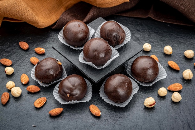 Chocolats aux noix en forme de boule