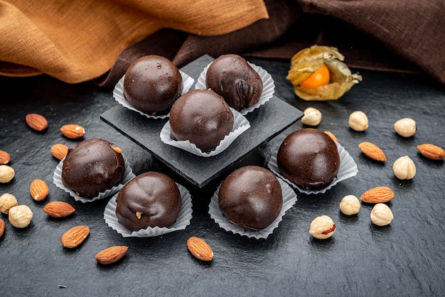 Chocolats aux noix en forme de boule