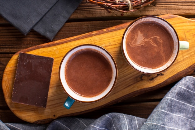 Photo chocolats chauds à plat avec tablette de chocolat