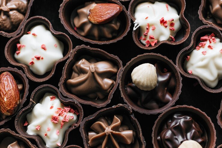 Des chocolats délicieux avec des amandes et de la cannelle