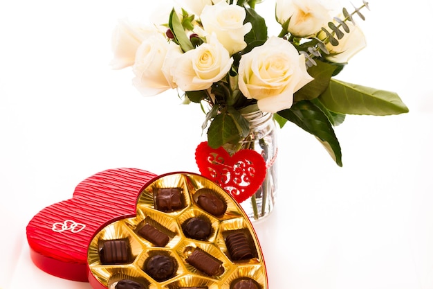 Chocolats en forme de coeur et fleurs.