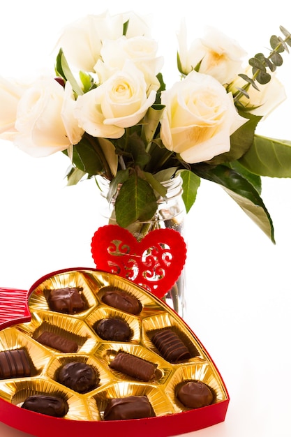 Photo chocolats en forme de coeur et fleurs.