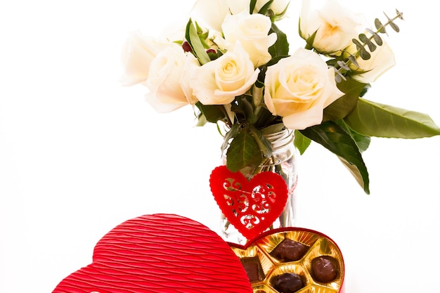 Chocolats en forme de coeur et fleurs.