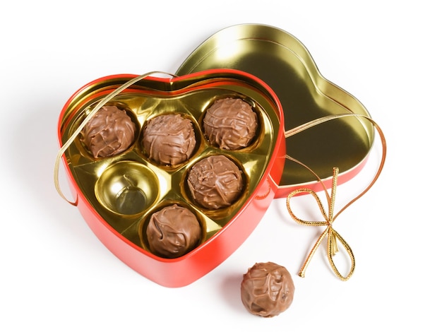 Chocolats en forme de coeur sur fond blanc