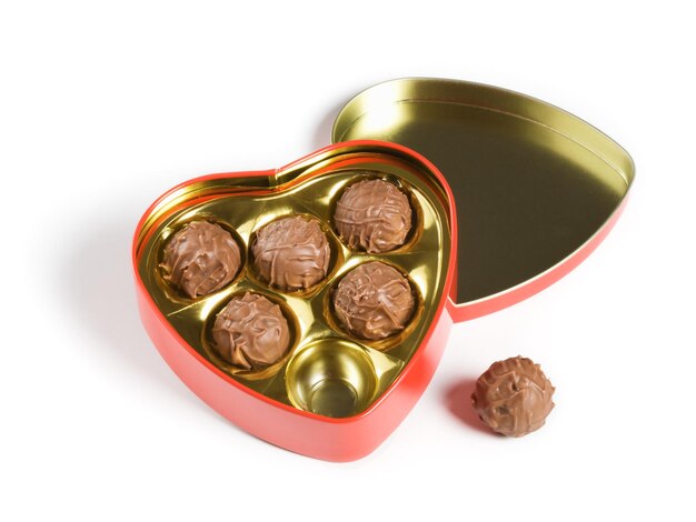 Chocolats en forme de coeur sur fond blanc