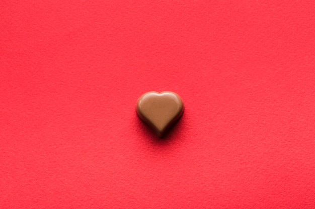 Chocolats en forme de coeur sur fond rouge pour la Saint Valentin