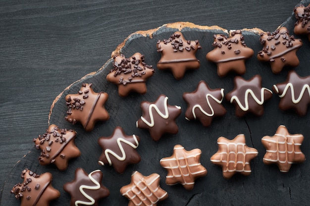 Chocolats en forme d'étoile sur fond texturé foncé