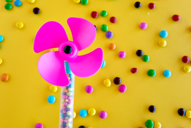 Chocolats et jouets sur fond jaune bonne fête des enfants