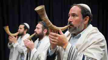 Photo chofar corne et tallit fête juive avec les juifs hassidiques prient