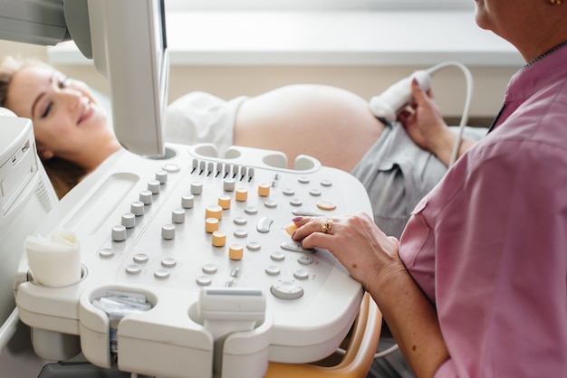 Échographe en gros plan lors d'un examen médical d'une femme enceinte. Examen médical