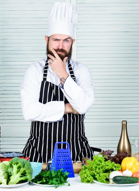 Photo choisir les légumes les plus frais pour la salade recette de chef homme barbu confiant régime alimentaire alimentaire biologique cuisine culinaire vitamine cuisine alimentaire saine hipster mature avec barbe