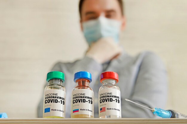 Choisir le meilleur vaccin pour la vaccination fabriqué aux États-Unis ou dans l'UE. La conception médicale de la lutte contre la pandémie de covid-19.