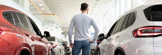 Choisir une nouvelle voiture pour un père de famille dans un concessionnaire automobile