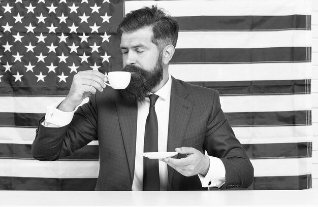 Choisissez la liberté politicien boire du café Homme d'affaires barbu patriotique pour les États-Unis joyeuse fête nationale Les États-Unis célèbrent le 4 juillet Apprentissage de l'anglais Homme d'affaires avec drapeau américain et café