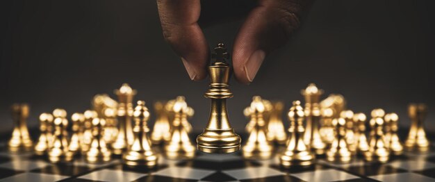 Choisissez à la main les concepts de pièce d'échecs du roi de la compétition, du défi de combat du leader de l'équipe commerciale ou du travail d'équipe bénévole ou du plan stratégique gagnant et de leadership et de la gestion des risques ou du joueur d'équipe