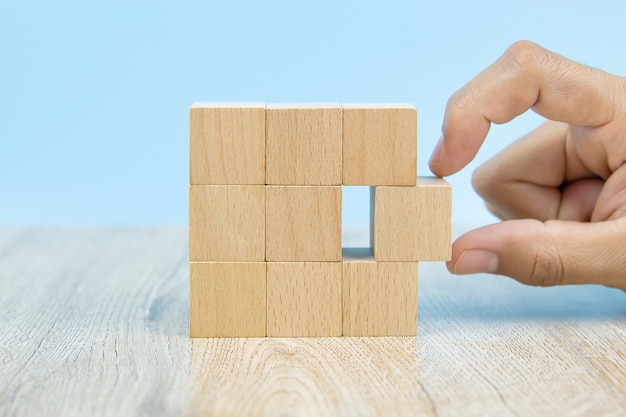 Choisissez la main cube forme jouet en bois bloc empilé