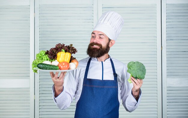 Photo choisissez les meilleurs ingrédients homme heureux présentant d'excellents légumes recette culinaire biologique le chef cuisinier n'utilise que des produits respectueux de l'environnement concept écologique et biologique légumes frais récoltés aliments biologiques