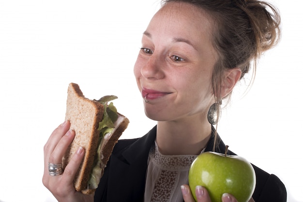 Choix difficile entre le gâteau et la pomme