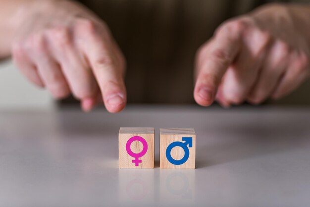 Photo choix entre les mains d'un homme et d'une femme pointant vers deux cubes en bois