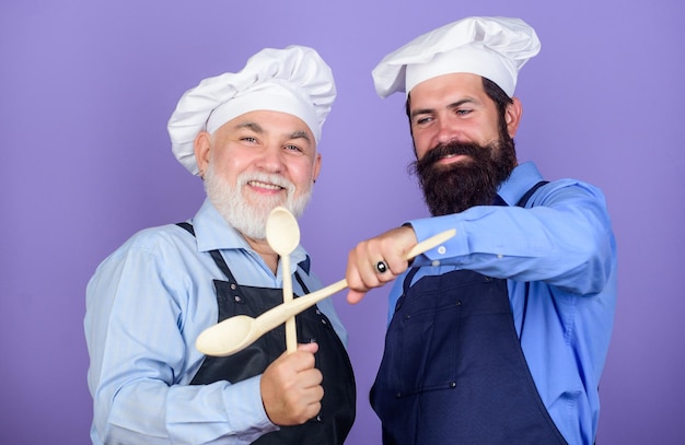 Le choix nutritionnel goûter le concept culinaire des aliments seniors matures hommes barbus dans la cuisine nouvelle recette Goût parfait cuisinier de restaurant professionnel Chef hommes cuisinant des hommes gais préparent la nourriture