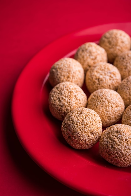 Cholai ke laddo ou Rajgira laddu ou Amaranth ladoo dans bol et assiette