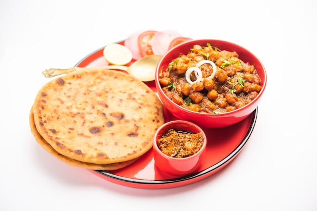 Chole avec Aloo Paratha recette populaire de cuisine du nord de l'Inde servie chaude avec des cornichons à la mangue