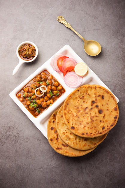 Chole avec Aloo Paratha recette populaire de cuisine du nord de l'Inde servie chaude avec des cornichons à la mangue