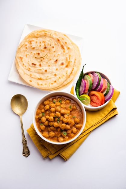 Chole ou Chana Masala avec Paratha, cari épicé aux pois chiches servi avec laccha parantha