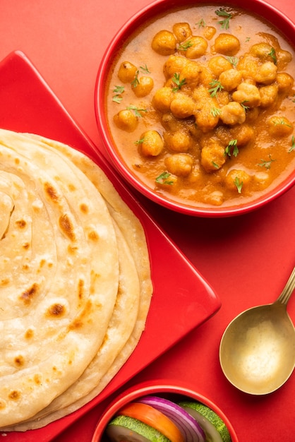 Chole ou Chana Masala avec Paratha, cari épicé aux pois chiches servi avec laccha parantha