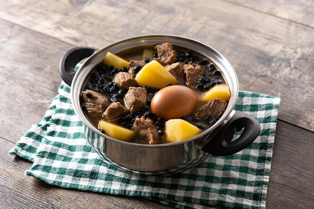 Cholent juif traditionnel sur table en bois